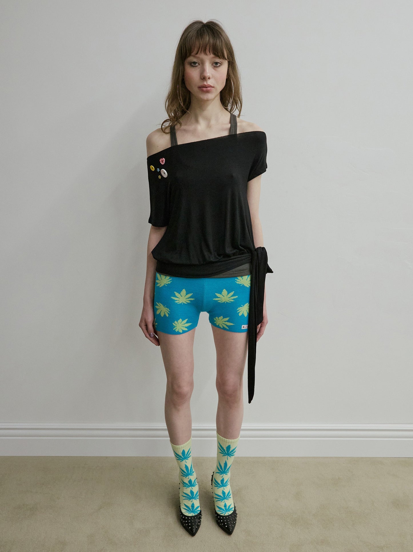 OFF-SHOULDER BUTTON TEE BLACK