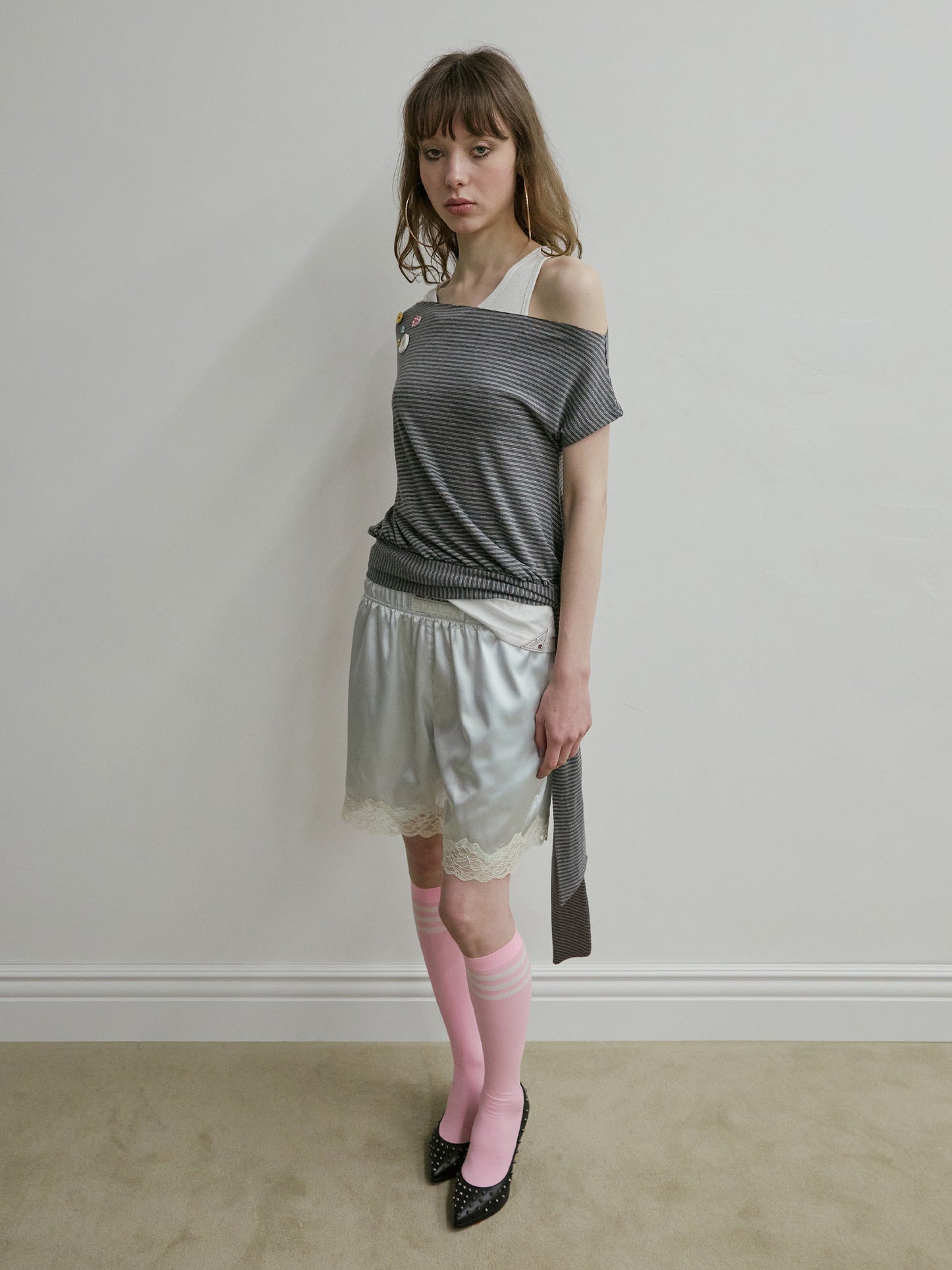 OFF-SHOULDER BUTTON TEE MELANGE GREY