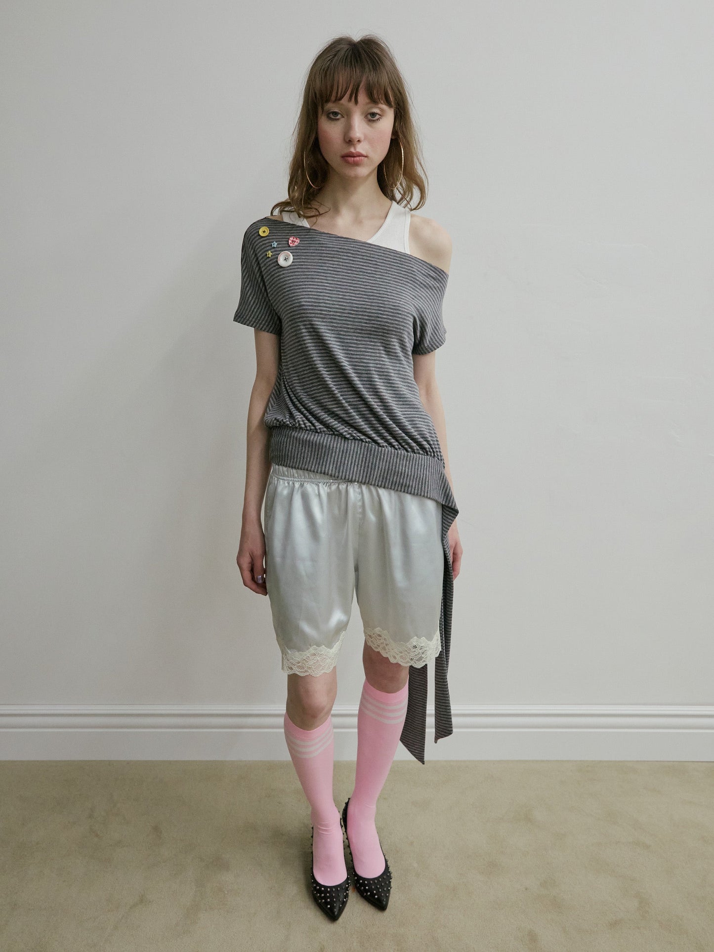OFF-SHOULDER BUTTON TEE MELANGE GREY